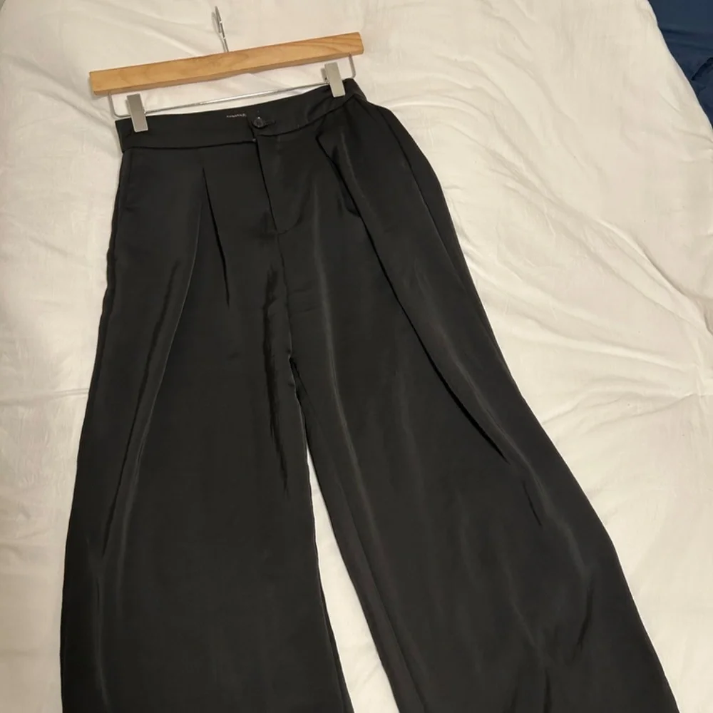 Banana Republic Silky Pleated Wide Leg Pant - Picture 3 of 4